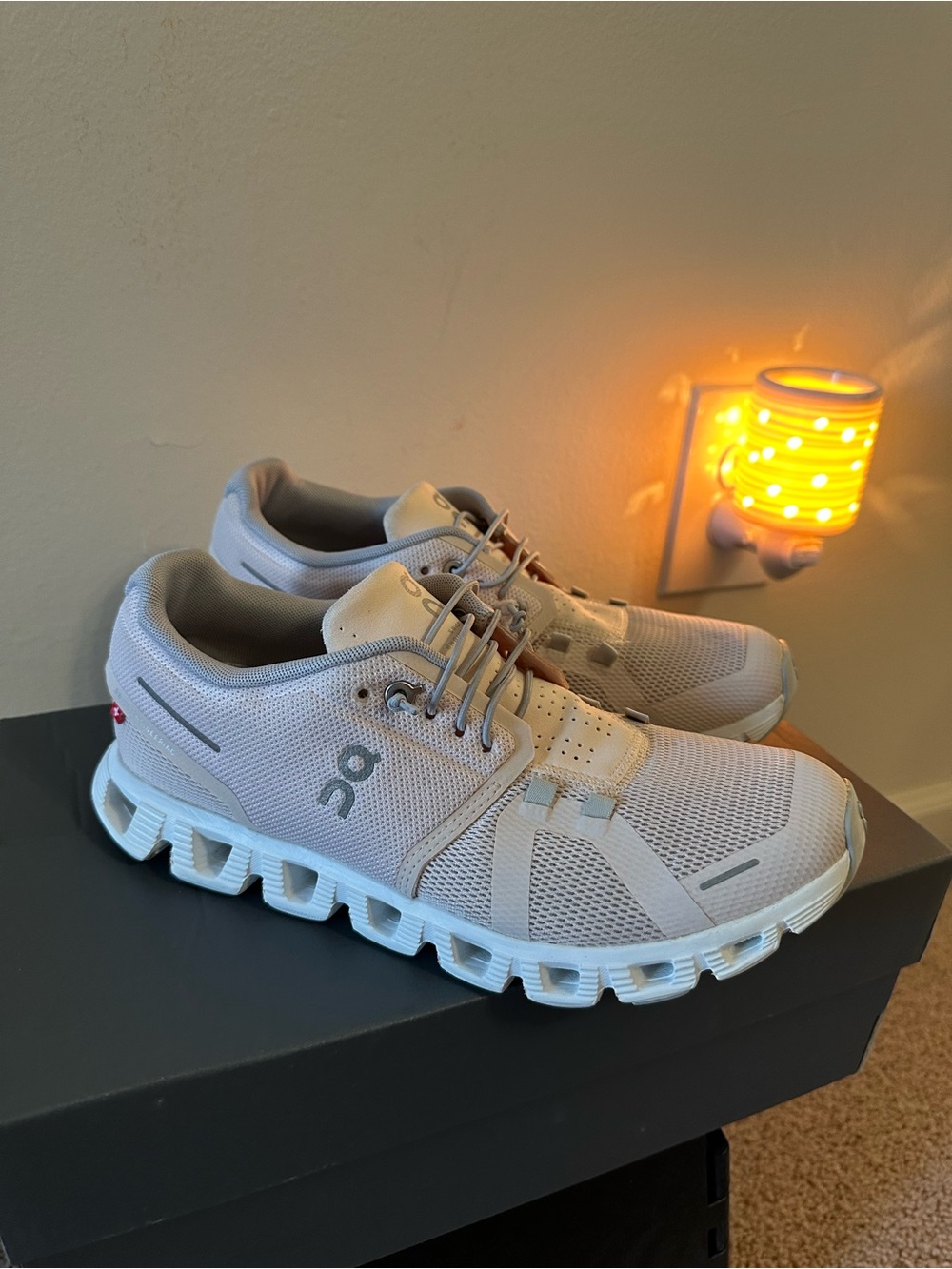 On Cloud 5 Women’s Shell/White Running Shoes. Size 8.5